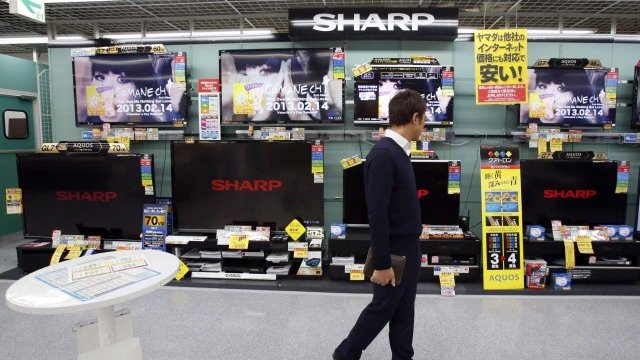 <p>
	Sharp е пионер в производството на плоски телевизори. Сега обаче те не се радват на високо търсене.<em> Снимка: Ройтерс</em></p>
