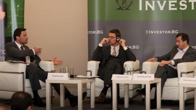 <p>
	Йордан Недев, Кристов Де Мил и Веселин Денчев по време на дискусията</p>
