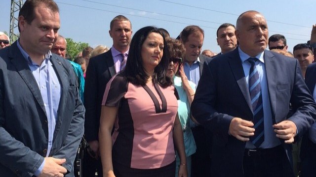 <p>
	Бойко Борисов и регионалният министър Лиляна Павлова откриха нов мост над Луда Яна. Снимка: <em>Министерски съвет</em></p>
