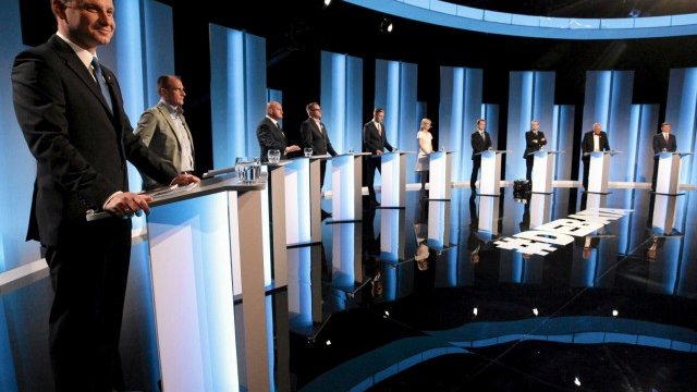 <p>
	Кандидати за президент на Полша в телевизионен дебат на 5 май. <em>Снимка: Ройтерс</em></p>
