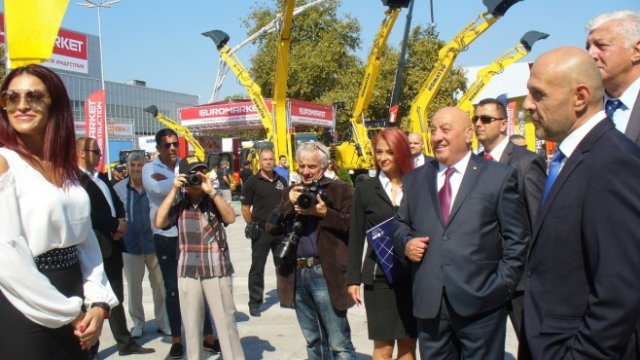 <p>
	Томислав Дончев&nbsp; (вдясно), Георги Гергов и областният управител на Пловдивска област Здравко Димитров (зад тях) на Международния технически панаир в Пловдив.&nbsp;<em>Снимка: Международен панаир Пловдив</em></p>
