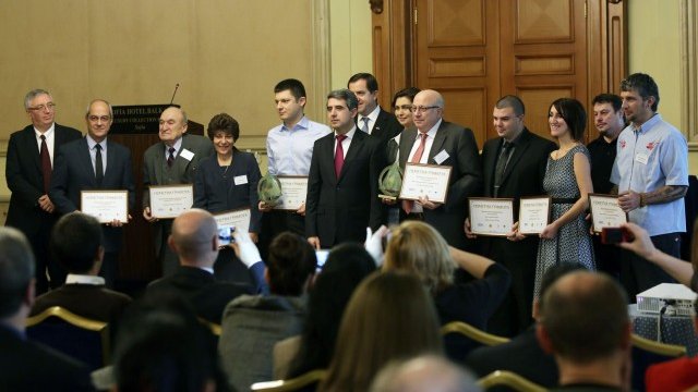 <p>
	Държавният глава връчи призовете в Националния конкурс &bdquo;Иновативно предприятие на годината 2014&rdquo;. <em>Снимка: БТА</em></p>
