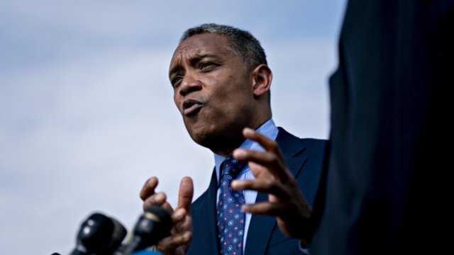 <p>
	Генералният прокурор на Вашингтон Карл Расин. <em>Снимка: Bloomberg LP</em></p>
