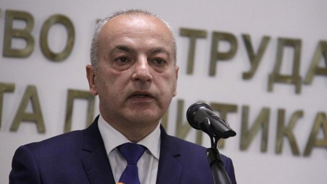 <p>
	Служебният министър на труда и социалната политика Гълъб Донев. <em>Снимка: БГНЕС</em></p>
