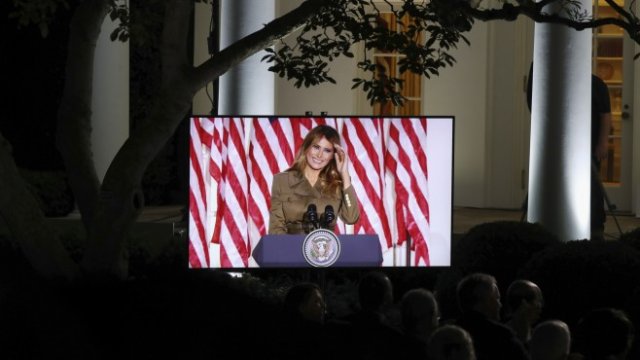 <p>
	Мелания Тръмп по време на изказването си във втората вечер от конгреса на републиканците&nbsp;<em>Снимка:&nbsp;Michael Reynolds/EPA/Bloomberg</em></p>
