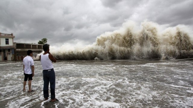 <p>
	Опустошителното природно бедствие взе живота на най-малко 25 души.<em> Снимка: Ройтерс</em></p>
