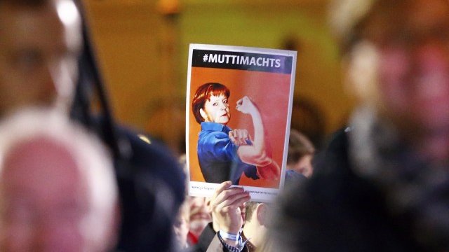 <p>
	Меркел триумфира, но победата ѝ сякаш е пирова. <em>Снимка: Ройтерс</em></p>
