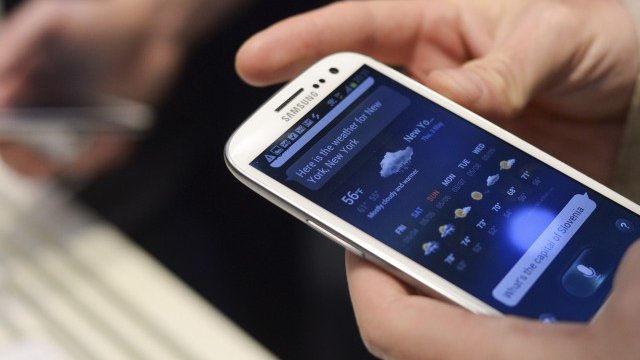 <p>
	Новият смартфон на Samsung е за фенове с по-големи длани. <em>Снимка: Ройтерс</em></p>
