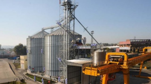 <p>
	<em>&quot;КРЗ Порт Бургас&quot; АД е собственост на &quot;ИХ България&quot; АД. Специализирало е дейността си в обработката на метали, метални конструкции и насипни хранителни товари. Снимка: krzport-bourgas.com</em></p>
