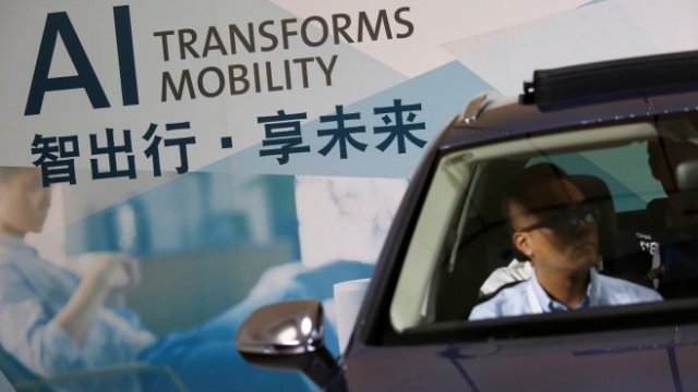 <p>
	Кандидат-купувач тества нов автомобил в салон в Гуанджоу. <em>Снимка: Ройтерс</em></p>
