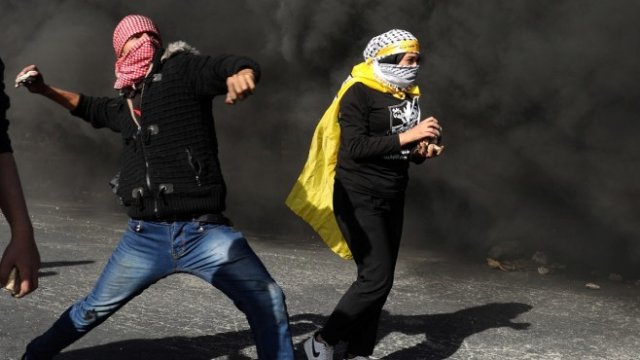 <p>
	<em>Палестинци протестират срещу решението на Доналд Тръмп за Йерусалим. Снимка: Ройтерс</em></p>
