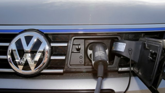 <p>
	Мюлер не призова за премахване на дизеловите субсидии, а за насочването им към електрически модели. <em>Снимка: Ройтерс</em></p>
