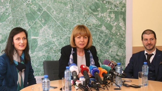 <p>
	Мария Габриел (вляво), столичният кмет Йорданка Фандъкова и Пламен Русев (вдясно). <em>Снимка: Webit</em></p>
