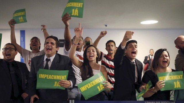 <p>
	Антиправителствени демонстрации преди срещата на специалната комисия.&nbsp;<em>Снимка: архив Ройтерс</em></p>
