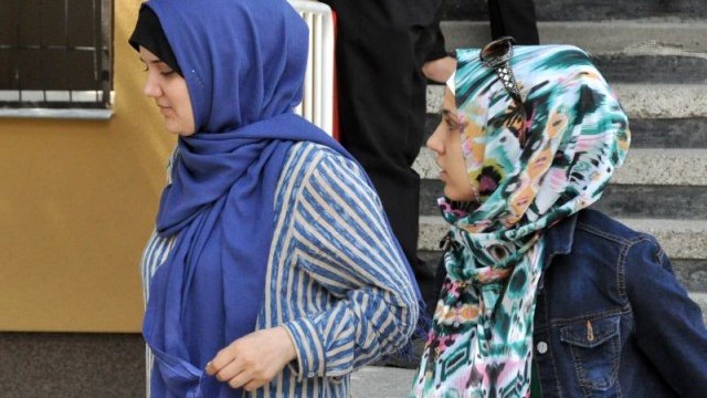 <p>
	В приемно-регистрационния център в Харманли в момента има над 200 души при капацитет от 4 хил. <em>Снимка: БТА</em></p>
