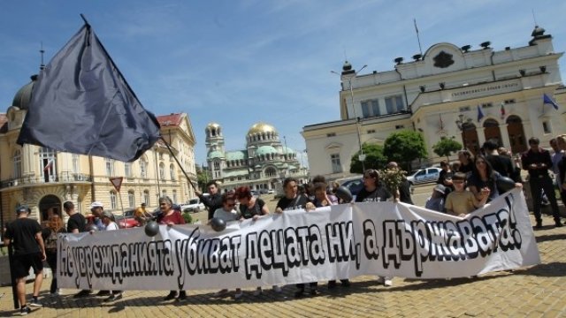 <p>
	<em font-size:="" pt="" style="color: rgb(102, 102, 102); font-family: ">Протест на хора с увреждания.</em><em font-size:="" pt="" style="color: rgb(102, 102, 102); font-family: "> Снимка:&nbsp;<em>Олег Попов, Investor Media Group, Архив</em></em></p>
