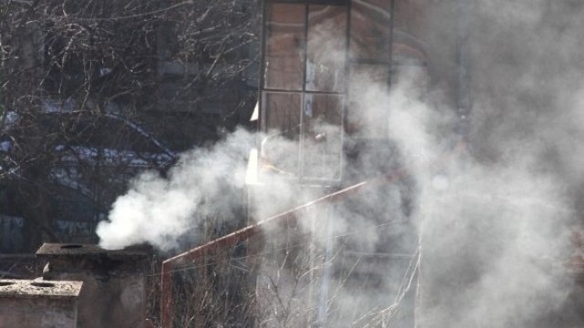 <p>
	Отопление на твърдо гориво през зимата в София. <em>Снимка:&nbsp;Олег Попов, Investor Media Group</em></p>
