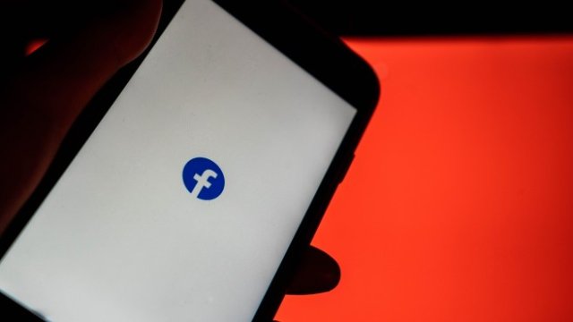 Налагат ли цензура Twitter и Facebook?