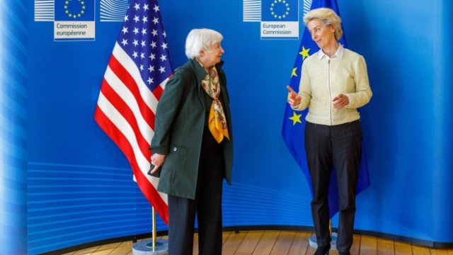 <p>
	Йелън (вляво) на срещата си с Урсула фон дер Лайен. <em>Снимка:&nbsp;&nbsp;EPA/Olivier Matthys / POOL</em></p>
