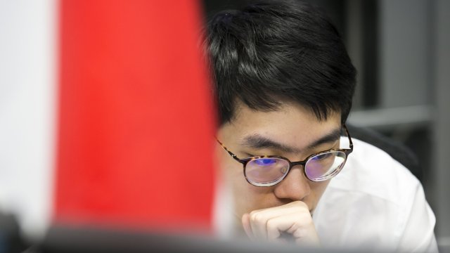 Трейдър по време на работа във фондовата борса в Токио. Снимка: Bloomberg L.P.