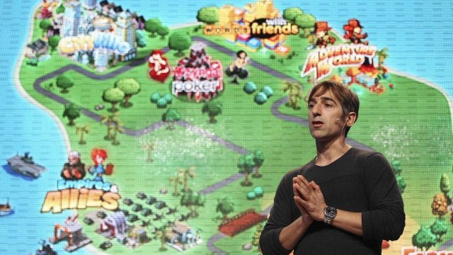 <p>
	Главният изпълнителен директор на Zynga Марк Пинкъс представя новата онлайн услуга и новите игри на компанията. <em>Снимка: Ройтерс</em></p>
