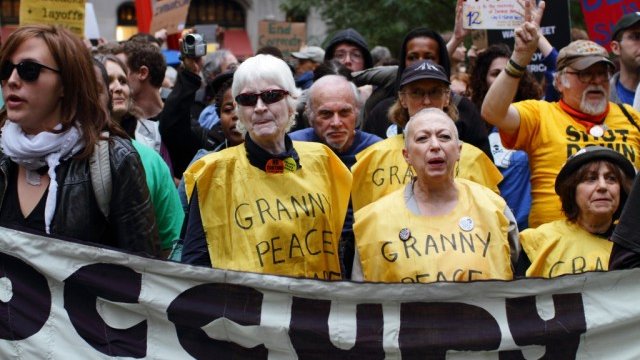 <p>
	След като на 1 октомври нюйоркската полиция арестува 700 от протестиращите на Уолстрийт, движението получи подкрепата на двама Нобелови лауреати - Джоузеф Стиглиц и Пол Кругман.<em>&nbsp;</em><em>Снимка: _PaulS_, лиценз: <a href="http://creativecommons.org/licenses/by-sa/2.0/" target="_blank">CreativeCommons</a></em></p>
