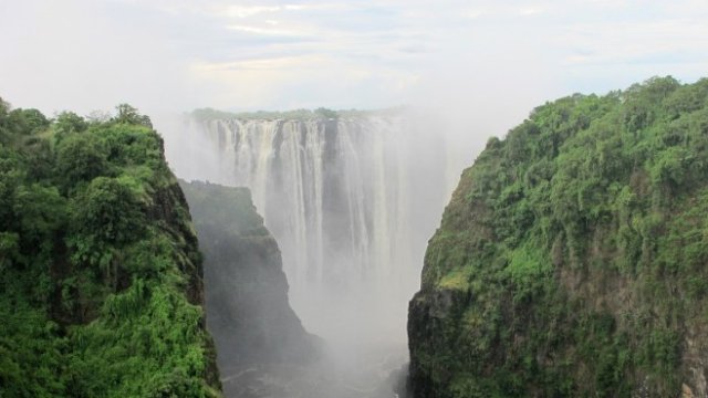 <p>
	<em>Снимка: Водопадът Виктория, Архив, Ройтерс</em></p>
