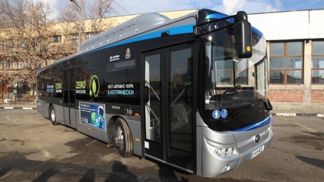 <p>
	Кметът на София представи нов електрически автобус, който ще се движи тестово в столицата. &nbsp;<em>Снимка: БТА</em></p>

