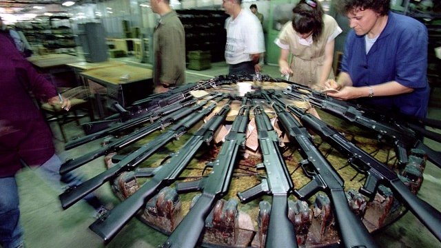 <p>
	Заводът на &quot;Арсенал&quot; в Казанлък. <em>Снимка: архив Ройтерс</em></p>
