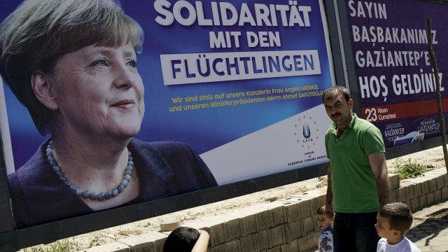 <p>
	Рекламен билборд на германската миграционна политика в турския град Газиантеп по повод посещението на канцлера Ангела Меркел в страната. <em>Снимка: Ройтерс</em></p>
