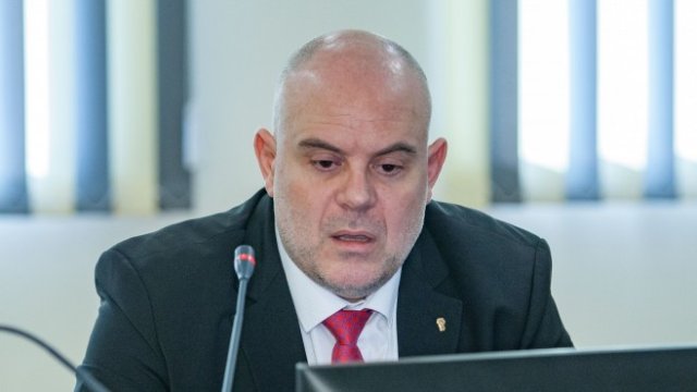 <p>
	Главният прокурор Иван Гешев, който нареди да се направи проверка на целия приватизационен процес. <em>Снимка: Димитър Кьосемарлиев, Investor Media Group</em></p>
