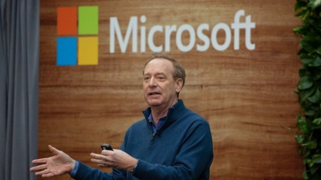 <p>
	Президентът на Microsoft Брад Смит. <em>Снимка:&nbsp;David Ryder/Bloomberg</em></p>
