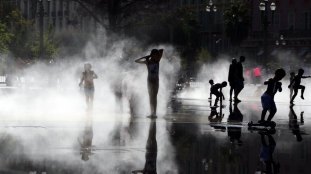 <p>
	Деца се разхлаждат в жегата в градски шадраван в Ница. <em>Снимка: Ройтерс</em></p>
