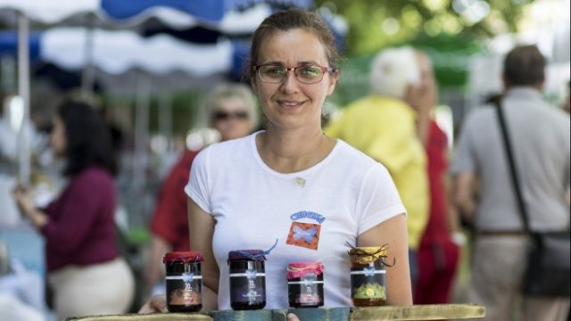 <p>
	Мая Ангелова и нейните красиво опаковани сладка. <em>Снимка: БТА</em></p>
