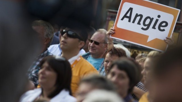 <p>
	Популярността на Ангела Меркел не е гаранция за успеха на коалицията ѝ. <em>Снимка: Ройтерс</em></p>
