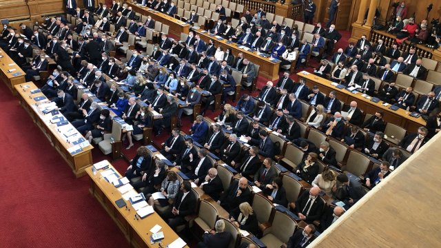 Политолог: Червените линии между партиите тежат сериозно на политическата система