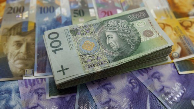 <p style="text-align: justify;">
	Полската злота е поскъпнала със 7% спрямо еврото от началото на годината. <em>Снимка: Ройтерс</em></p>
