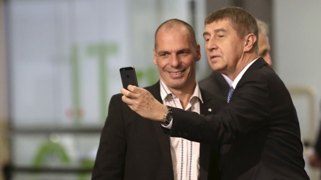 <p style="text-align: justify;">
	Министърът на финансите на Чехия Андрей Бабиш се снима с гръцкия си колега Янис Варуфакис по време на неформална среща на министрите на икономиката и външните работи в Латвия на 25 април.<em> Снимка: Ройтерс</em></p>

