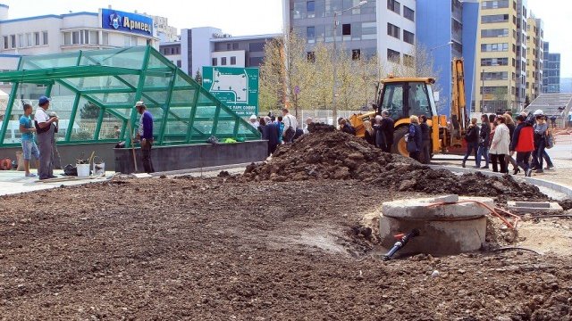 <p>
	Работата по надземния участък ще се проточи и след 8 май. <em>Снимка: БТА</em></p>
