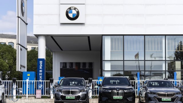 Продажбите на BMW за 2024 г. се свиват заради сервизни акции и спада в Китай