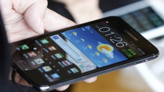 <p>
	Смартфоните се ползват все повече за достъп до интернет. Снимка: Ройтерс</p>
