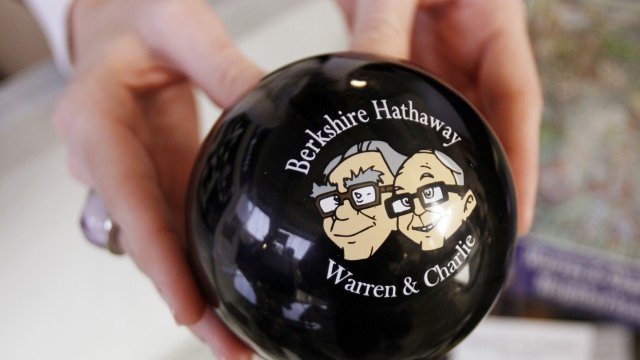 <p>
	Шарж на Уорън Бъфет и дългогодишния му инвестиционен партньор и заместник в компанията&nbsp;Чарлз Мънгър. <em>Снимка: Ройтерс</em></p>
