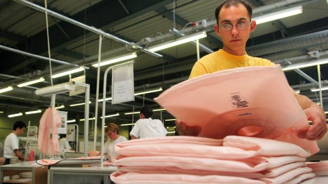 <p>
	Служител в румънски завод на Takata Corp. подрежда произведени въздушни възглавници. <em>Снимка: Архив Ройтерс</em></p>
