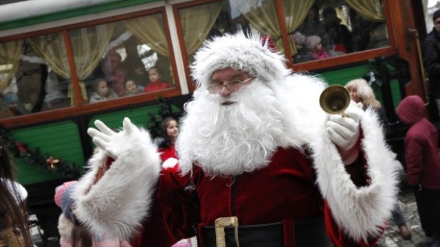 <p>
	Дядо Коледа посреща малчугани на коледния трамвай в София. <em>Снимка: Олег Попов, Investor Media Group</em></p>
