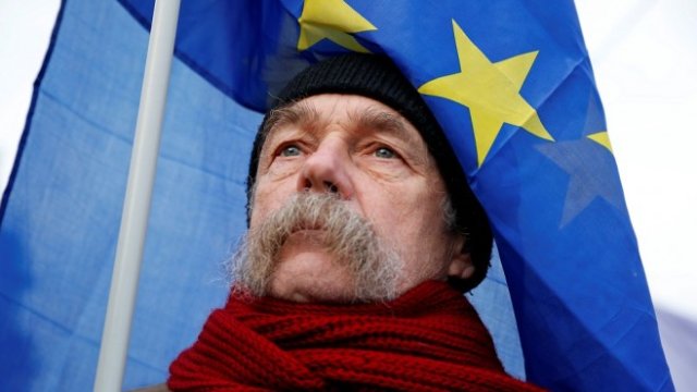 <p>
	Унгарец на демонстрация в подкрепа на ЕС. <em>Снимка: Ройтерс</em></p>
