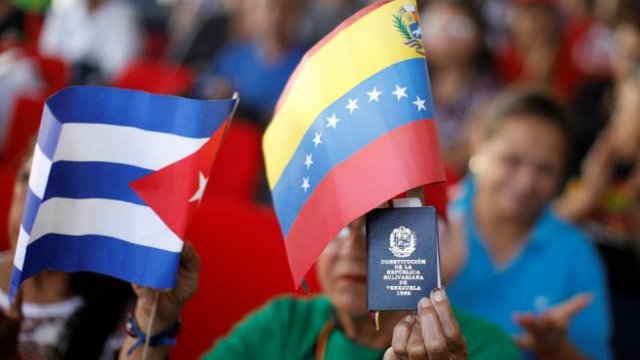 <p>
	Поддръжници на президента на Венецуела Николас Мадуро <em>Снимка: Ройтерс</em></p>
