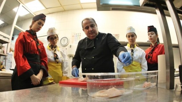 <p>
	Дуално обучение на ученици от хранителния техникум в Перник в София Хотел Балкан.&nbsp;<em>Снимка: Олег Попов, Investor Media Group</em></p>
