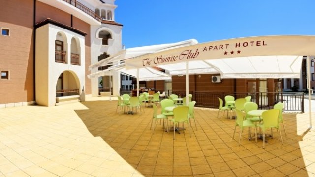 <p>
	&nbsp;Апарт-хотел &quot;Сънрайз клуб&quot; в Равда.&nbsp;</p>
