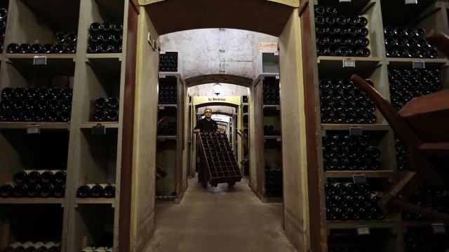 <p>
	Индексът Liv-ex Fine Wine 50, който следи водещите реколти Bordeaux от последните години, пада от 15 март насам, компенсирайки ръста с 8%, регистриран през предходните 10 седмици. <em>Снимка: Ройтерс</em></p>
