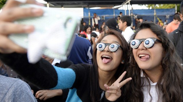 <p>
	Редица безплатни приложения за iPhone и Android устройства могат да накарат родителите да се чувстват спокойни. <em>Снимка: Ройтерс</em></p>
